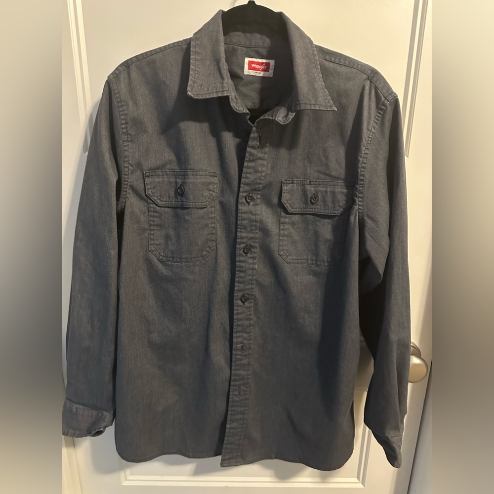 Men's Medium Wrangler Button-Up Shirt - Classic Style